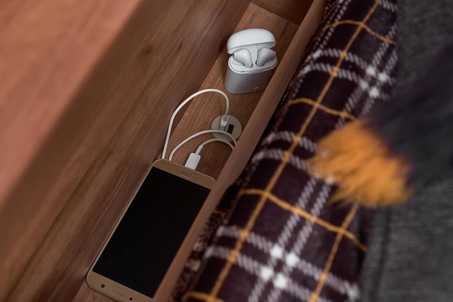 Встроенная USB-зарядка в кровати Nature 80 для смартфона и аксессуаров