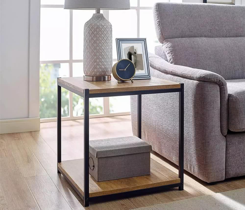 Прикроватная тумба Бёркли Francesco Rossi с чёрным металлическим каркасом и деревянными полками у дивана