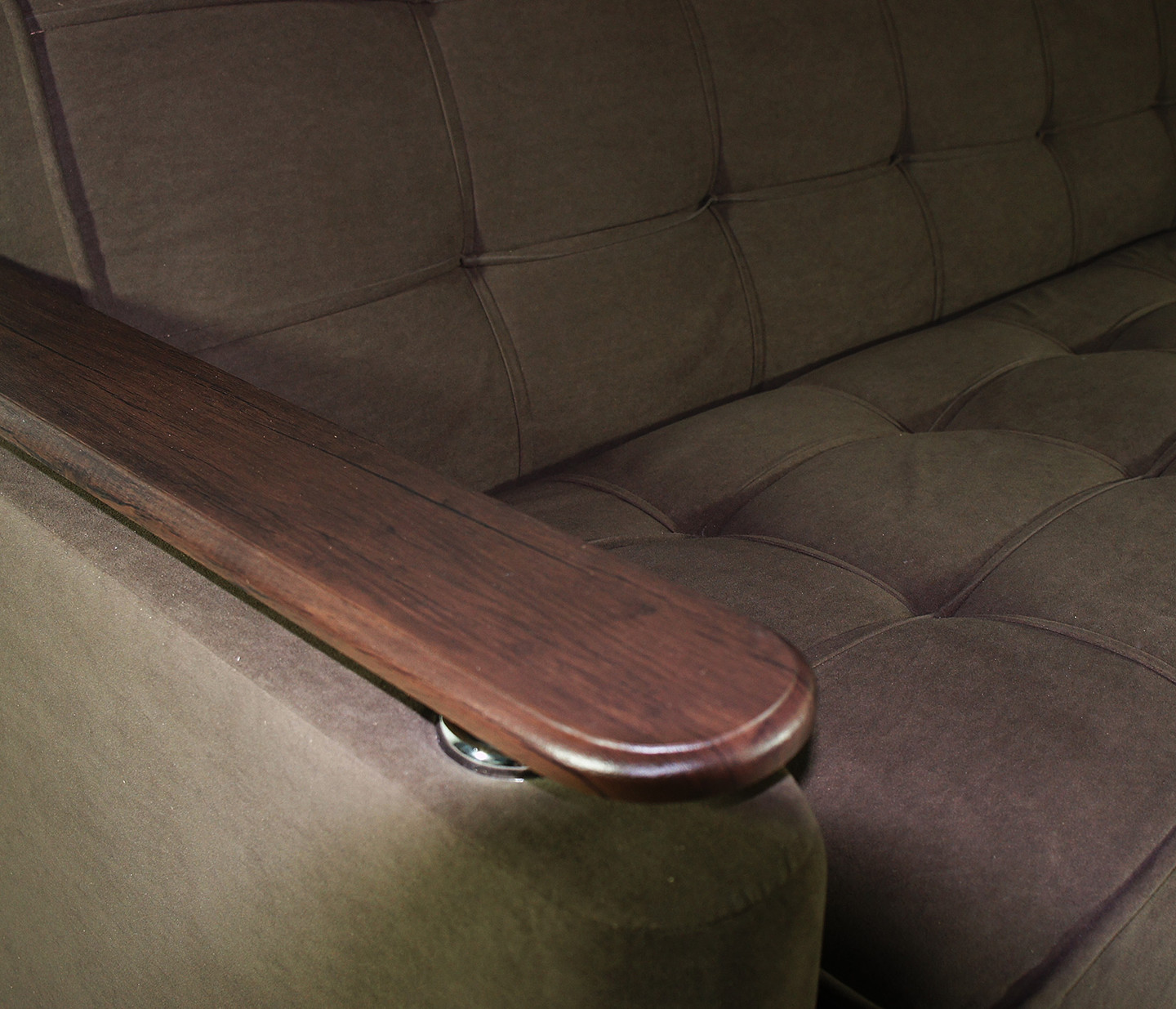 Деталь подлокотника дивана София, накладка из дерева, коричневый велюр