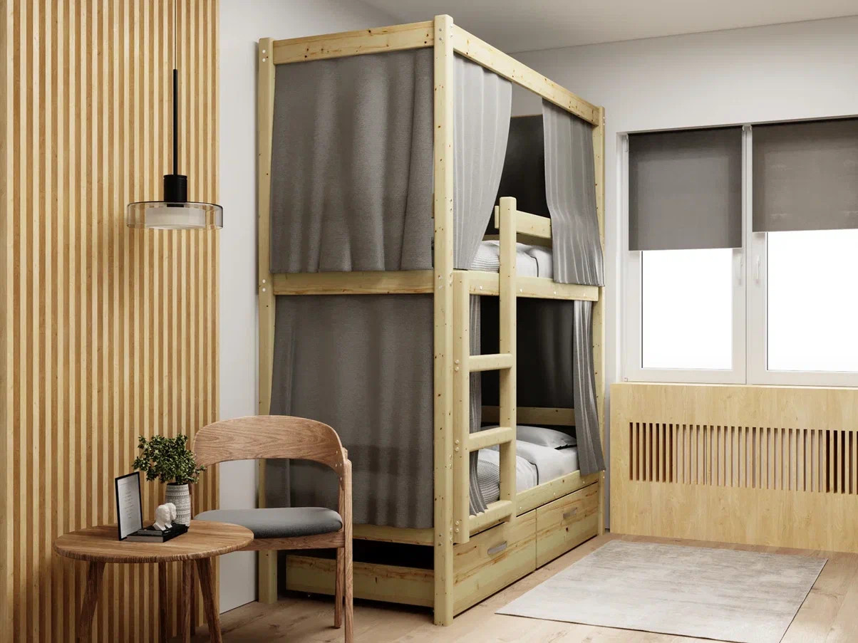 Деревянная двухъярусная кровать Green Mebel с серыми шторами около окна, современный интерьер